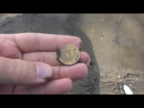 Видео: ЧТО МОЖНО НАЙТИ на дне реки БЕЗ МЕТАЛЛОИСКАТЕЛЯ! Плотину открыли и вода ушла ...