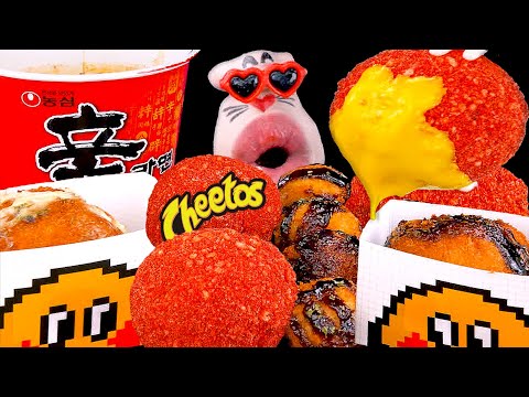 Видео: Экстремальное шоу поедания огромного хрустящего шарика с сыром! | ASMR мукбанг от REALMOUTH