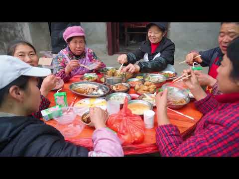 Видео: Огромный сельский банкет | Вся деревня празднует китайский Новый год