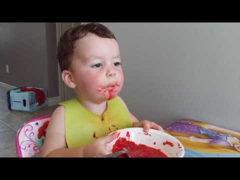 Видео: Вот так надо кушать борщ!