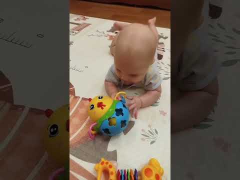 Видео: Розвиток малюка. Нашій Тіні 4 місяці.