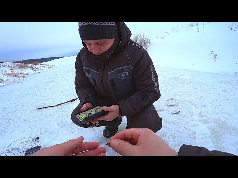 Видео: НА ЧТО ЛОВИШЬ? ПОКАЖИ МОРМЫШКУ! Уловистая безмотылка и смена проводки дали результат! Зимняя рыбалка