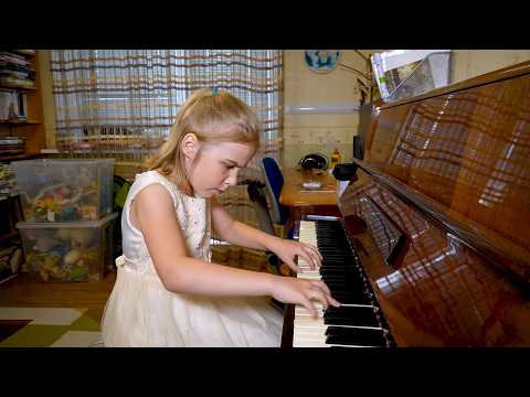 Видео: Ярослава Лемешкина, 6 лет. А.Я.Лепин, три пьесы из цикла фортепианных пьес "Приключения Буратино"