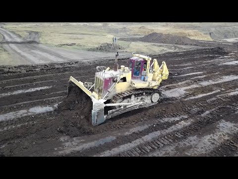 Видео: Бульдозер Четра Т35 рыхлит и перемещает грунт - Drone video