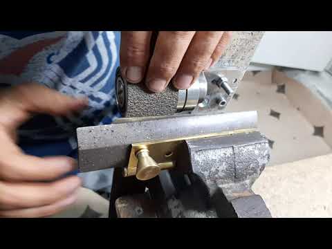 Видео: Самодельная брусовочная машинка для кожи на основе Советских тисков.