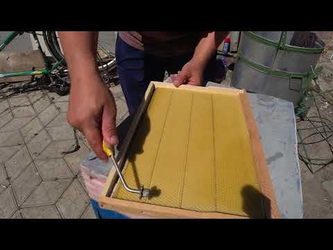 Видео: Как я наващиваю вощину роликом.Для новичков.