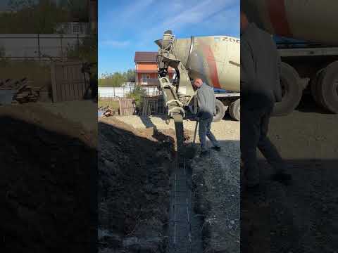 Видео: Заливка фундамента гидролотком | Реальный процесс от ООО «РУСМО»