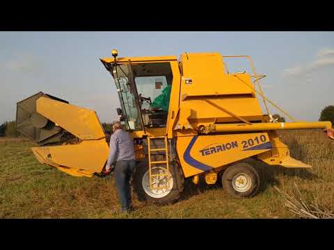 Видео: Первый выезд зерноуборочного комбайна Terrion 2010 на опытное поле ЯРОСЛАВСКОЙ ГСХА
