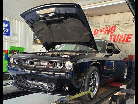 Видео: На моем собранном Challenger с двигателем Hemi 392, настроенным на 100 октав, работает максимальн...