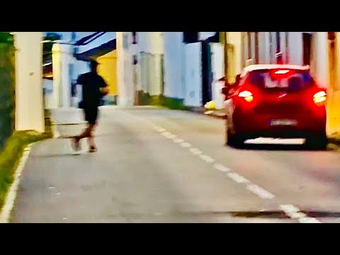 Видео: Я решила пойти погулять в кросовках по незнакомым улицам, домой бежала БОСИКОМ со скоростью лани)))