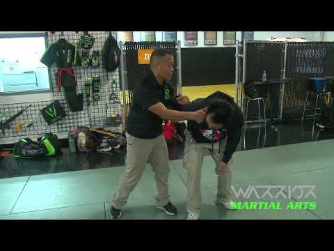 Видео: Мастер Аполо Ладра Кали, упражнения с ножом на вынос, часть 4, на сертификационных семинарах по б...