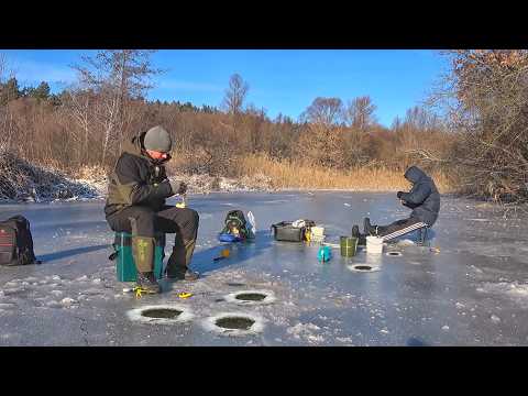 Видео: СЕЛИ НА ЧУЖИЕ ЛУНКИ... ПОПЁРЛА РЫБА!!! ЧЕМ ОНИ ТАМ КОРМЯТ??? РЫБАЛКА на БЕЗМОТЫЛКУ в ГЛУХОЗИМЬЕ