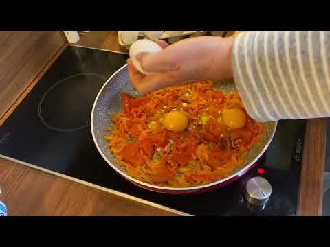 Видео: Готовим вкусную яичницу с помидорами и морковкой «шакшука» !