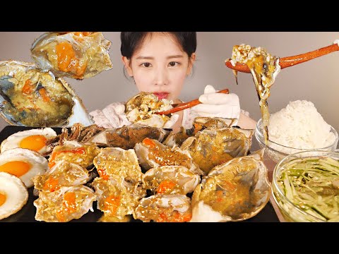 Видео: Пище, изготовленное из не приготовленных голубой крабов в соевом соусе. Soy Sauce Marinated Raw Crab