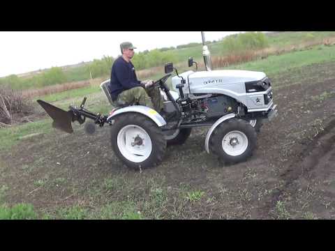 Видео: Пахота однокорпусным плугом на скаут Т-25