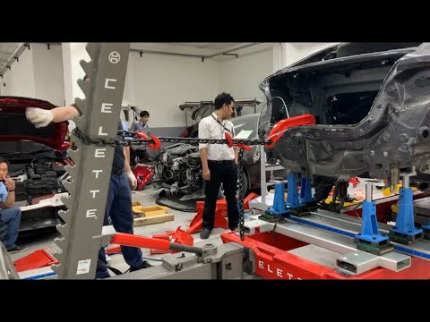 Видео: Ремонт заднего столкновения Mazda 2 на стапеле Celette при помощи универсальных насадок CAMELEON