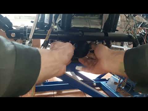 Видео: Меняю маслофильтр на мотоцикле Suzuki Intruder 1400 при помощи отвёртки.