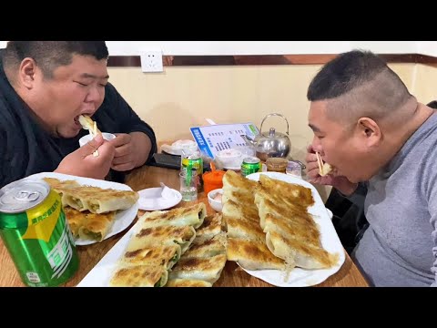 Видео: Выйдите и съешьте 40 наклеек на горшках с двумя мисками яичного супа.