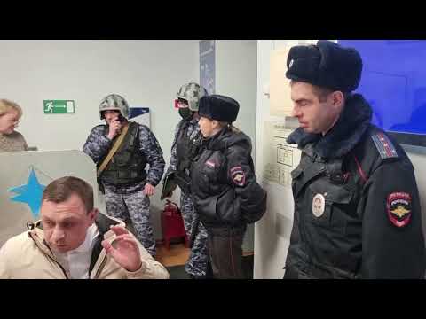 Видео: Неграмотные сотрудники банка ВТБ. Приехала Росгвардия, а также прибыли двое сотрудников полиции.
