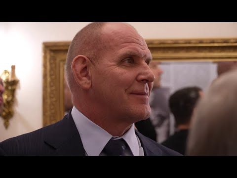 Видео: Таямніцы душы мэтра | Один день из жизни Александра Карелина в Новосибирске