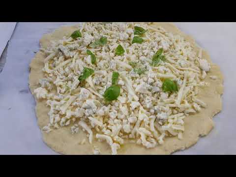 Видео: ВКУСНАЯ ИТАЛЬЯНСКАЯ ПИЦЦА 🍕 4 СЫРА
