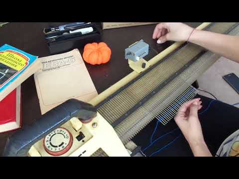 Видео: Вяжу на Вязальной машинке Нева-6