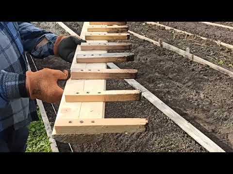 Видео: Садим озимый чеснок по новому! Новое приспособление для посадки чеснока! Очень удобное!