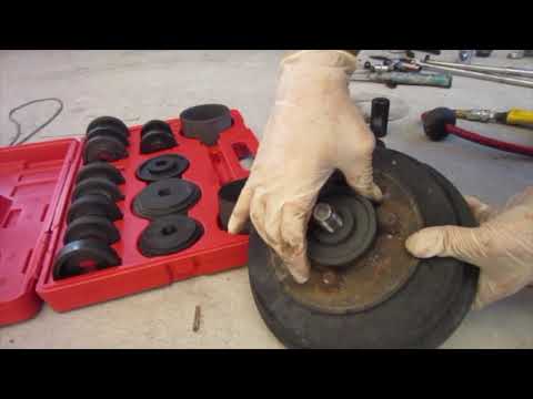 Видео: Замена заднего ступичного подшипника Suzuki Swift 2005 года домашним механиком с использованием б...
