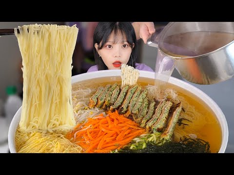 Видео: Кушайте в одиночестве дома! XXXL шоу поедания лапши во время просмотра Netflix😎Noodles ASMR Mukbang