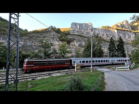 Видео: Есента, един роматичен прелез и едно самотно влакче...