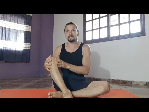 Видео: При больных коленях (и здоровых). Занятия йогой и спортом.