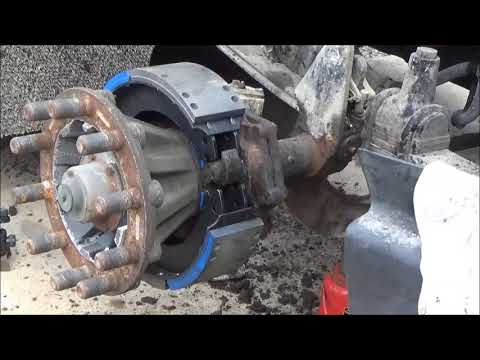 Видео: Замена передних тормозов на большом грузовике 19 августа 2017 г.