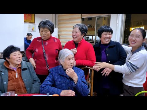 Видео: Молодая тетя счастлива стать бабушкой, и четыре сестры собираются вместе, чтобы отпраздновать это
