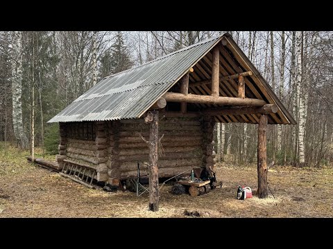 Видео: Строительство избушки в лесу — Часть 5: делаем крышу лесной избы