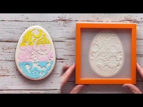 Видео: Нанесение цветной глазури на пряник с помощью трафарета [мастер-класс]