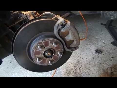 Видео: Замена тормозных колодок на  Subaru Tribeca