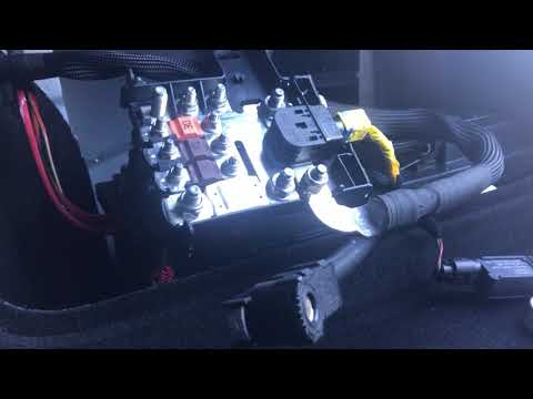 Видео: Очистка клемм аккумуляторной батареи и расположение реле стартера Alfa Romeo Giulia/Stelvio