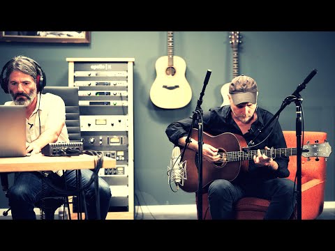 Видео: Узнайте, как использовать микрофон для акустической гитары с Жакуайр Кинг