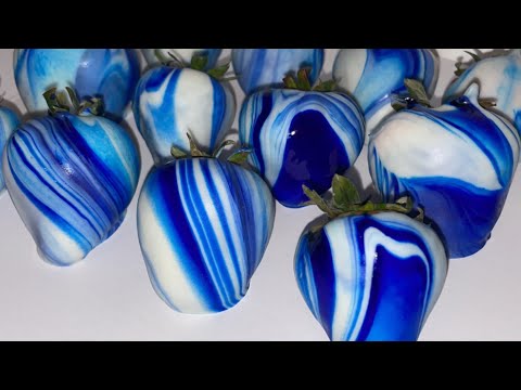 Видео: Клубника в шоколаде с синим мрамором