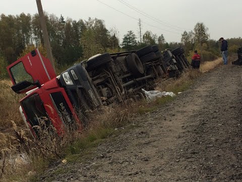Видео: Грузовик с прицепом колёсиками вверх.