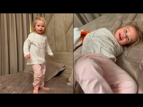 Видео: Ольга Орлова с доченькой Анечкой дурачатся перед сном / Зовут бабушку в гости