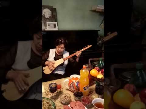 Видео: Анара Эсенгулова исполняет мелодии комуза в доме Тугельбая Сыдыкбекова. 14.05.2018