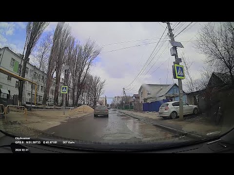 Видео: Видео 1 из 3 город Свинарник Саратов яма в яме везде нет разметки на дороге и на каждом шагу болото