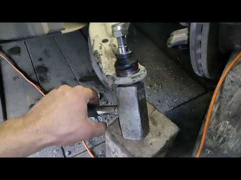 Видео: Как заменить шаровую опору Ниссан Альмера классик.