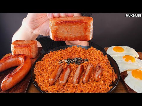 Видео: острая лапша и колбаса, яичница Fire Noodles & Sausage Kielbasa SPAM Fried Eggs EATING ASMR MUKBANG