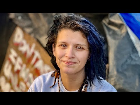 Видео: Молодая бездомная женщина, живущая на обочине шоссе 101 в Лос-Анджелесе