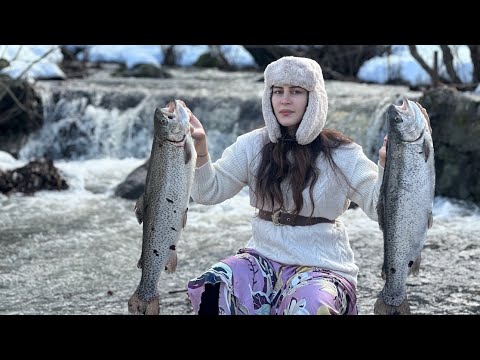 Видео: Повседневная деревенская жизнь: рыбалка в снежный день в деревне