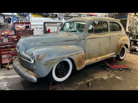 Видео: 47 Ford Build. Отделка из нержавеющей стали, электростеклоподъёмники и фары Moon Discs.