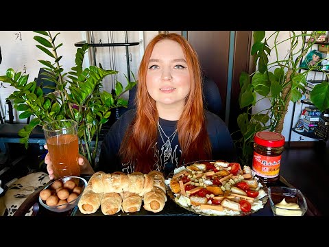 Видео: МУКБАНГ | Цезарь, сосиски в тесте, марципан | Mukbang | Salad, sausage in dough, marzipan 🌭