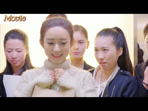 Видео: Коллеги называли её глупой, пока сам директор не приехал за ней лично🔥